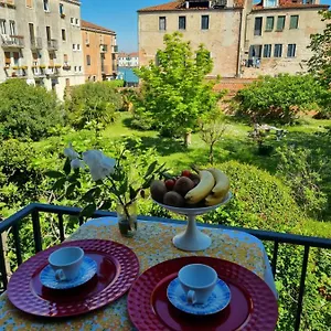Angela Di House , Venecia Italia